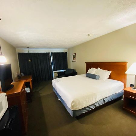 Fleetwood Inn Suites Чебойган Екстериор снимка