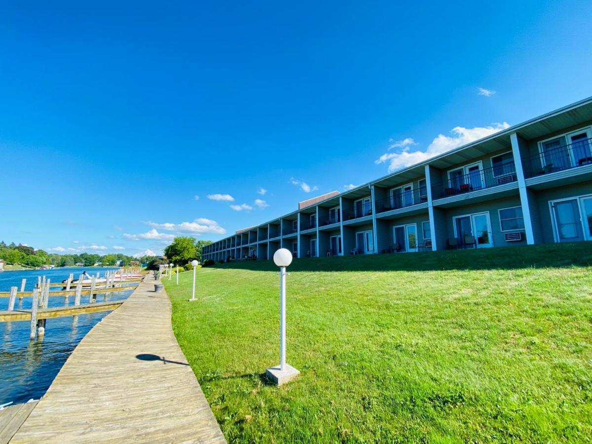 Fleetwood Inn Suites Чебойган Екстериор снимка