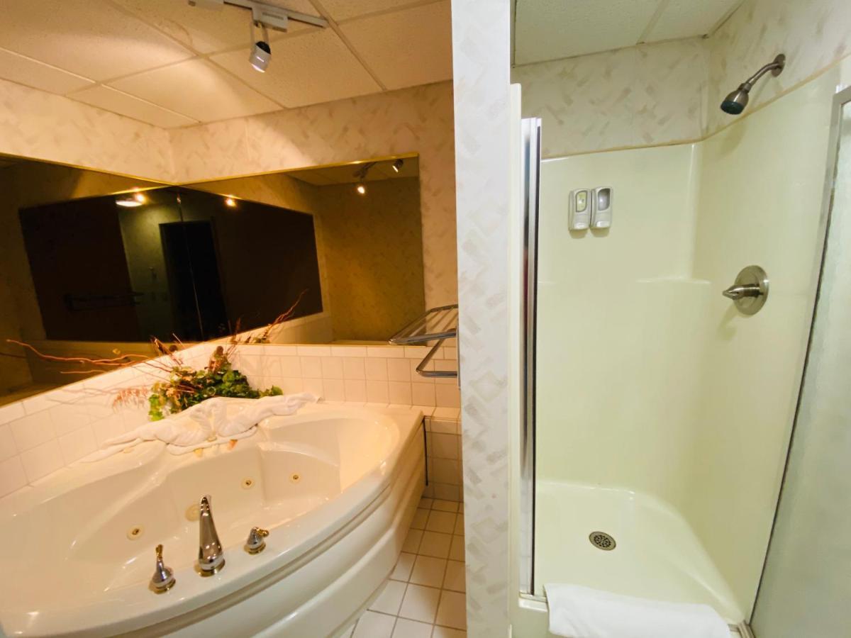 Fleetwood Inn Suites Чебойган Екстериор снимка