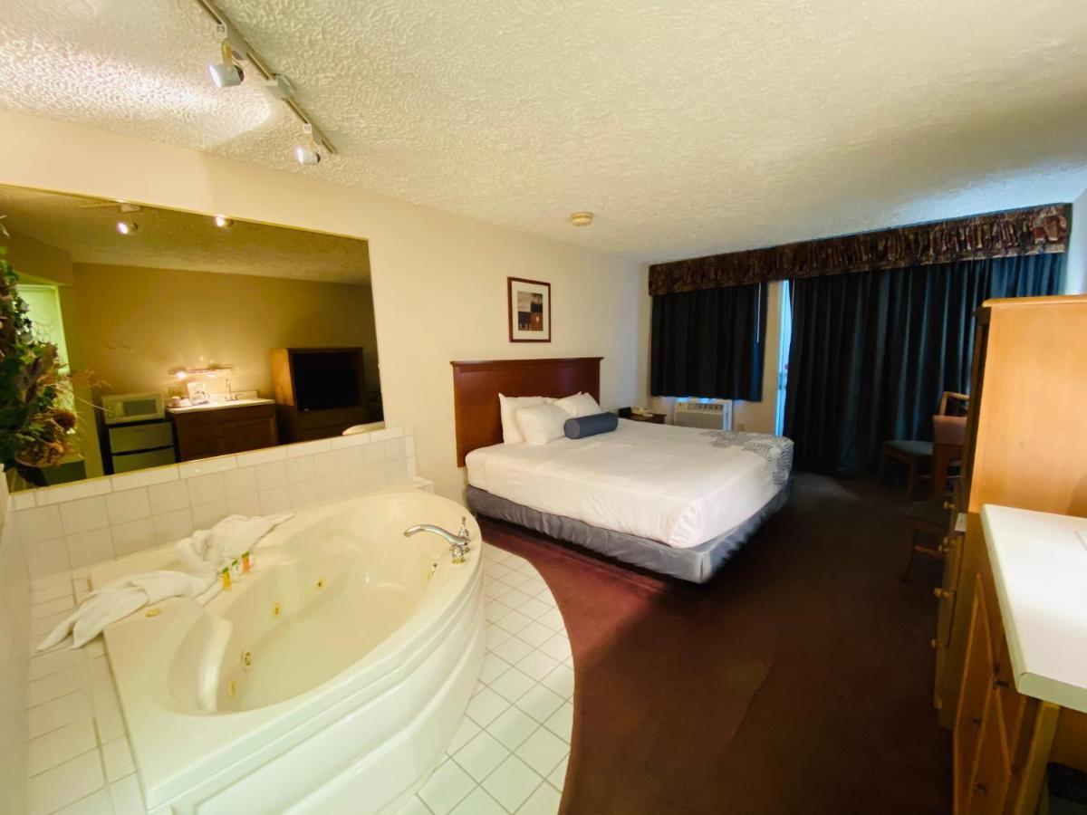 Fleetwood Inn Suites Чебойган Екстериор снимка