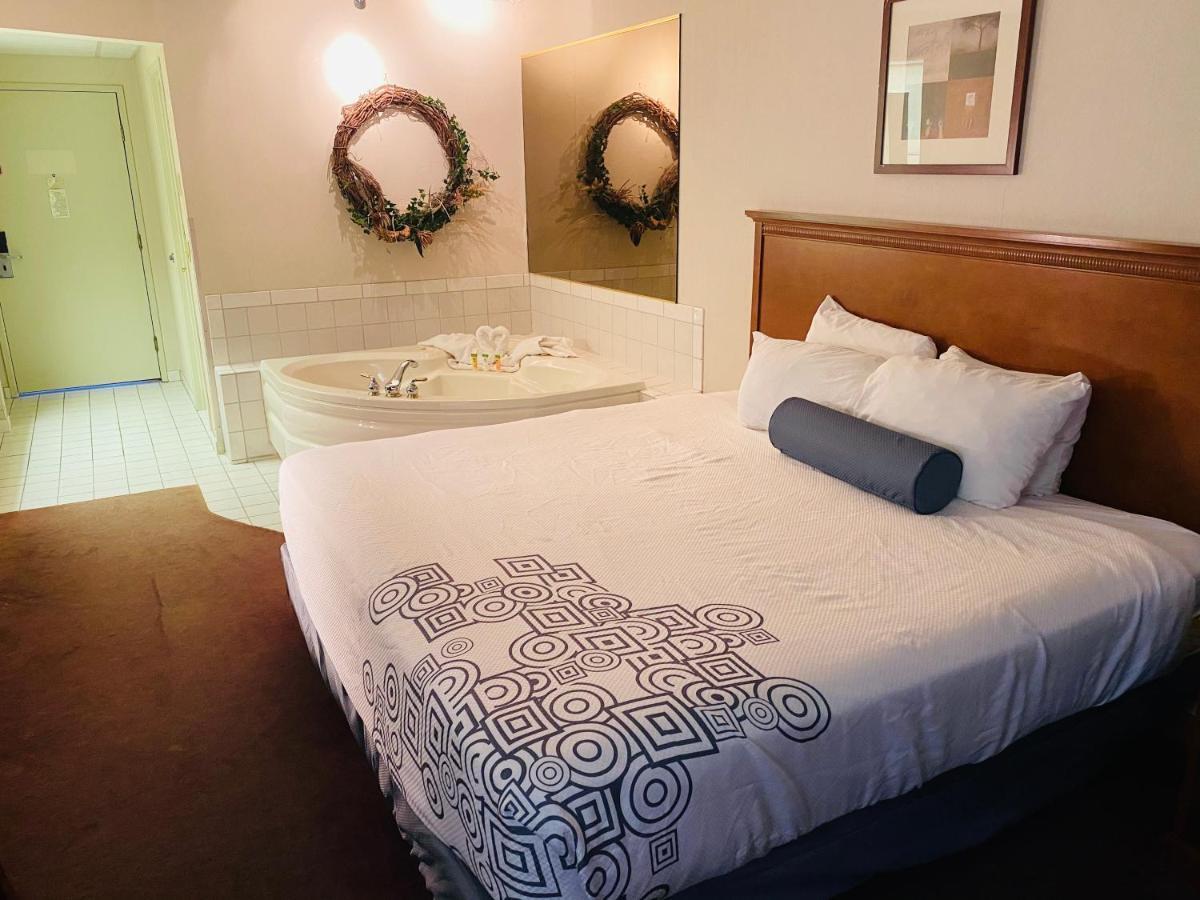 Fleetwood Inn Suites Чебойган Екстериор снимка