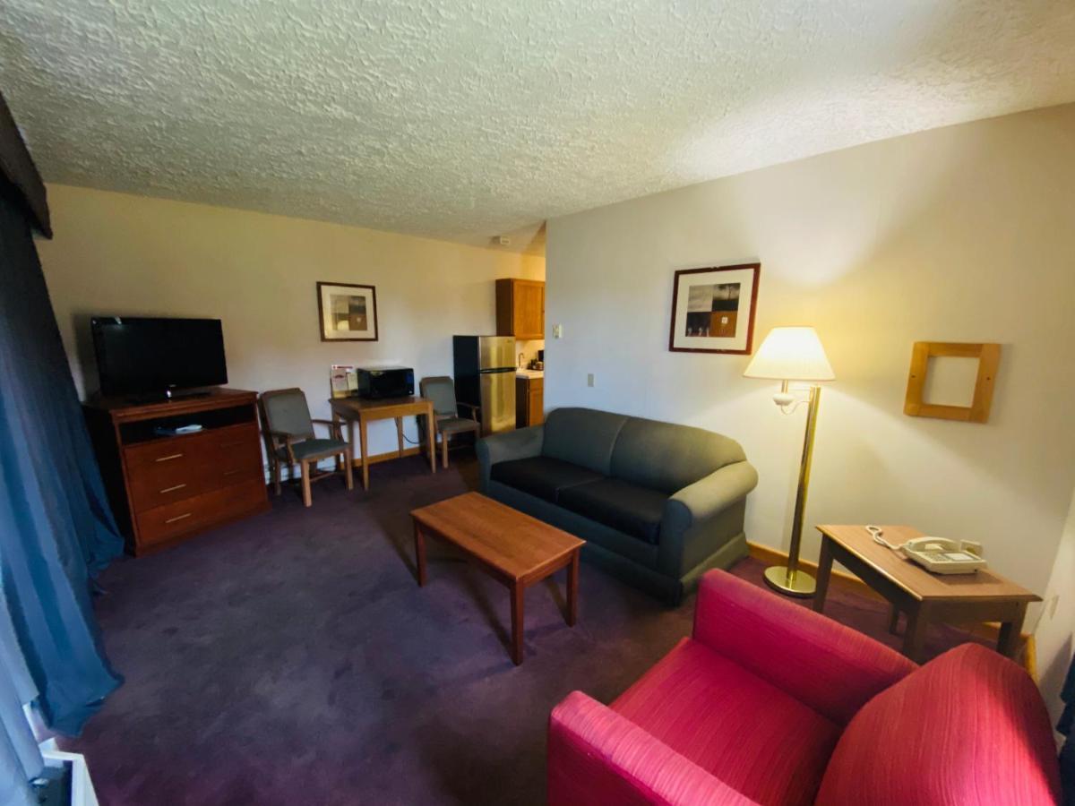 Fleetwood Inn Suites Чебойган Екстериор снимка