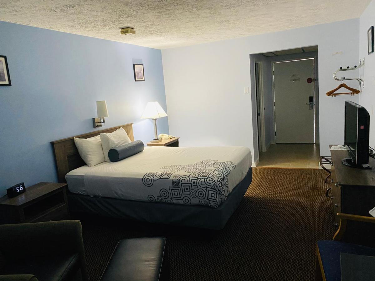 Fleetwood Inn Suites Чебойган Екстериор снимка