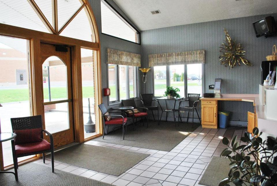 Fleetwood Inn Suites Чебойган Екстериор снимка