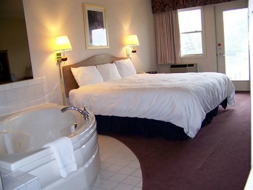 Fleetwood Inn Suites Чебойган Екстериор снимка