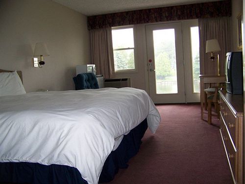 Fleetwood Inn Suites Чебойган Екстериор снимка
